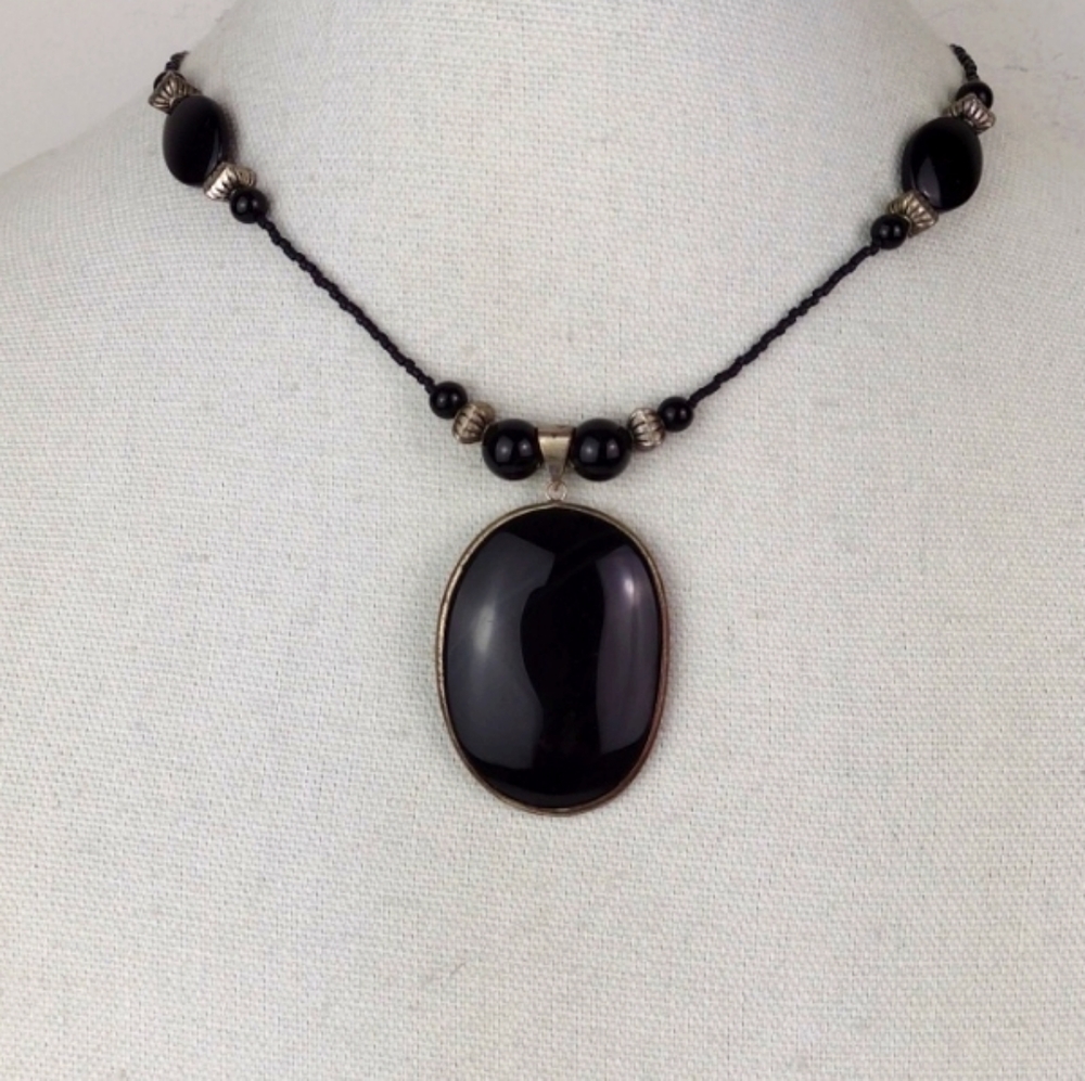 Vintage Style Black & Stone-Bead With Black Stone Like Pendant Feature Necklace